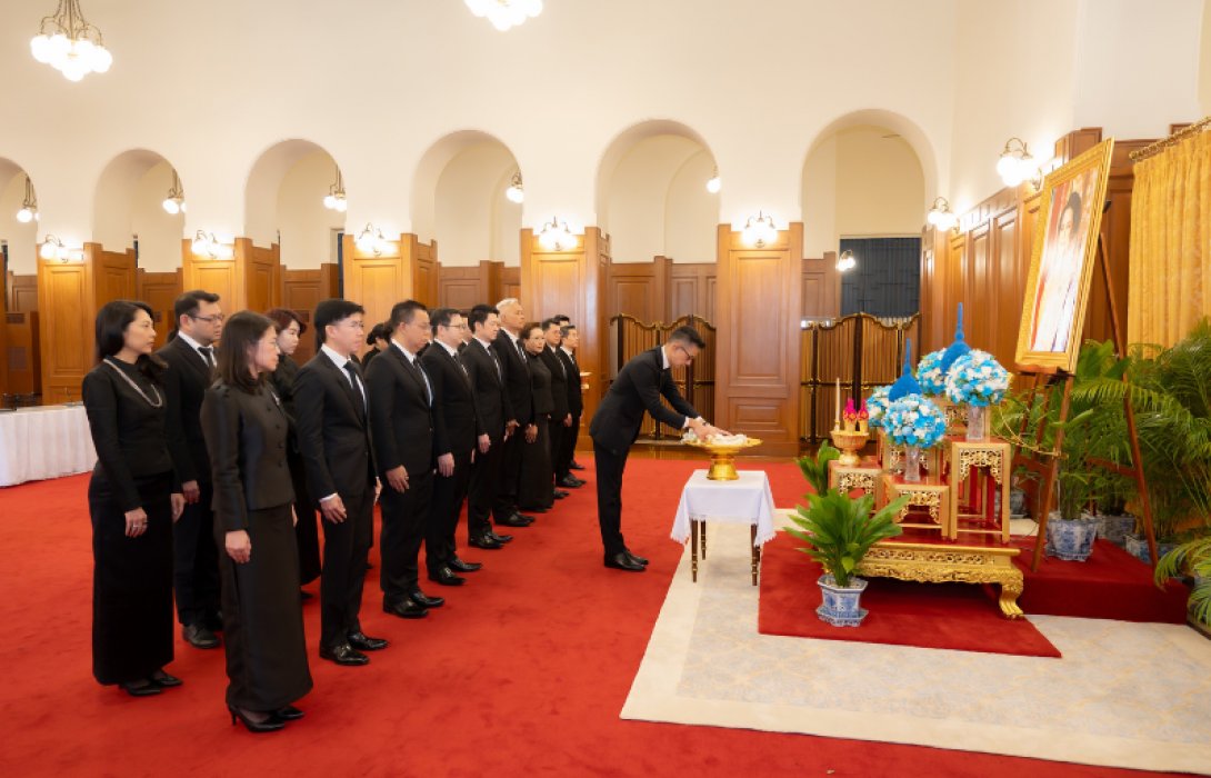 เมืองไทยประกันชีวิต นำคณะผู้บริหารลงนามถวายความอาลัย และถวายสักการะเบื้องหน้า พระฉายาลักษณ์ สมเด็จพระนางเจ้าสิริกิติ์ พระบรมราชินีนาถ พระบรมราชชนนีพันปีหลวง