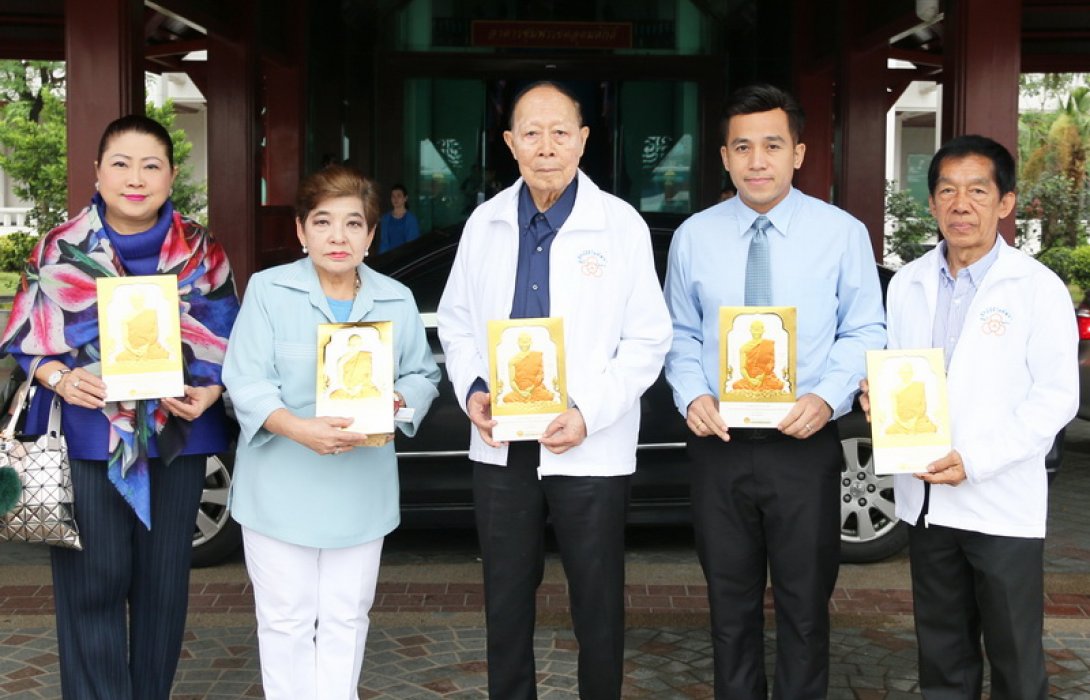 ทิพยประกันภัยถวายปฏิทินในหลวงรัชกาลที่ 9 ทรงผนวช
