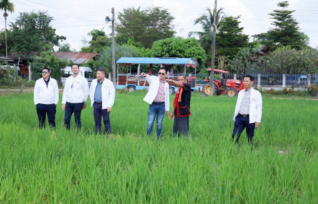 คปภ. ยกทีมลงพื้นที่ชุมชนบ้านโนนหอม จังหวัดสกลนคร ถอดบทเรียนกรณีน้ำท่วมใหญ่ ปี ๒๕๖๐ ที่สกลนคร ย้ำให้ทำประกันภัย