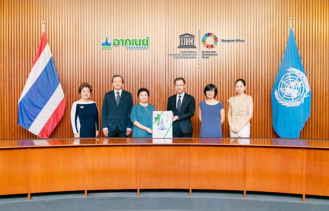 อาคเนย์ ร่วมสืบสานมรดกแห่งแผ่นดิน ส่งมอบชุดหนังสืออัศจรรย์วัดอรุณให้ยูเนสโก