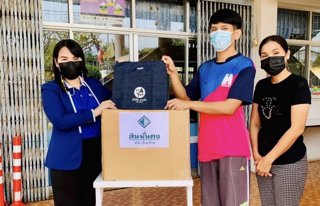 สินมั่นคงประกันภัยรักษ์โลก มอบถุงผ้าใส่ยาให้กับสถานพยาบาล