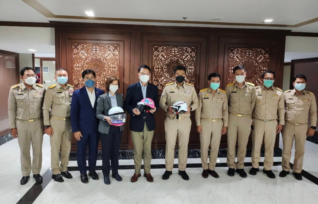 สมาคมประกันวินาศภัยไทย และ บริษัท กลางคุ้มครองผู้ประสบภัยจากรถ ห่วงใยเด็กมอบหมวกกันน็อกให้นักเรียนใน กทม. 126,117 คน