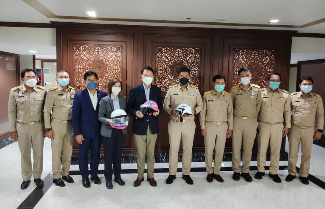 สมาคมประกันวินาศภัยไทย และ บริษัท กลางคุ้มครองผู้ประสบภัยจากรถ ห่วงใยเด็กมอบหมวกกันน็อกให้นักเรียนใน กทม. 126,117 คน