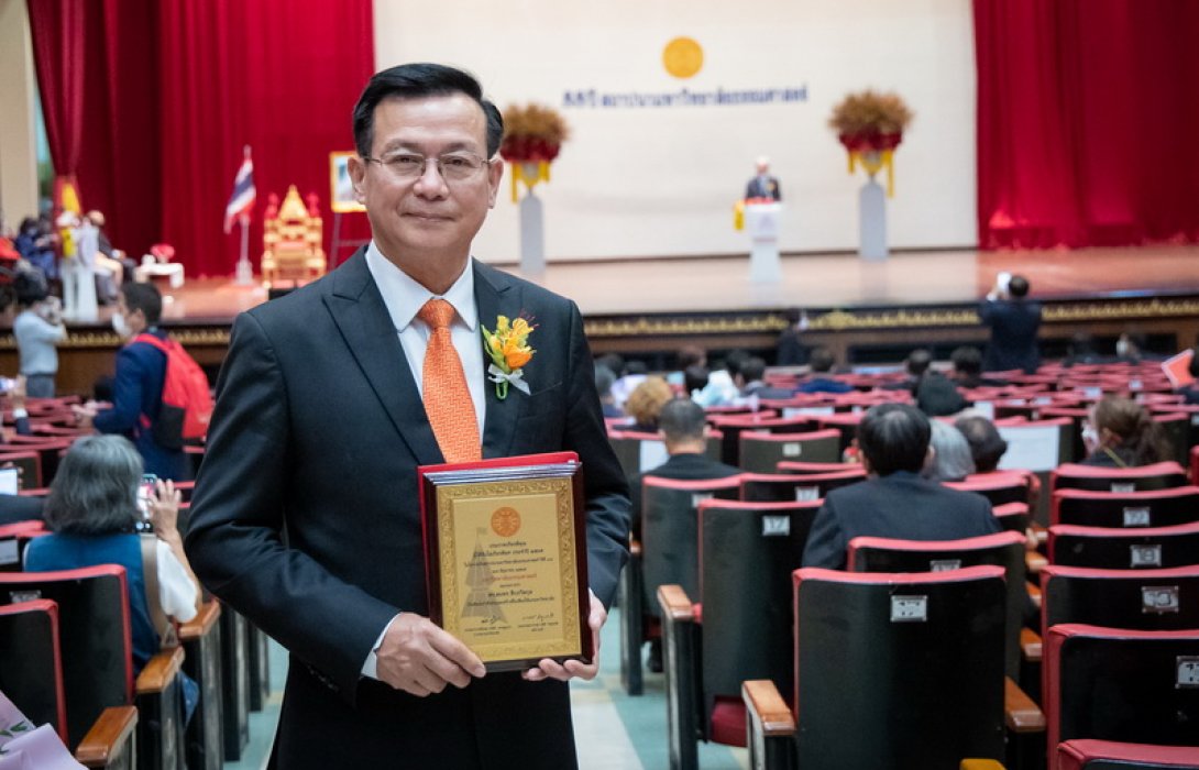 กรรมการผู้จัดการใหญ่ ทิพยประกันภัย รับโล่เกียรติยศศิษย์เก่าดีเด่น มหาวิทยาลัยธรรมศาสตร์