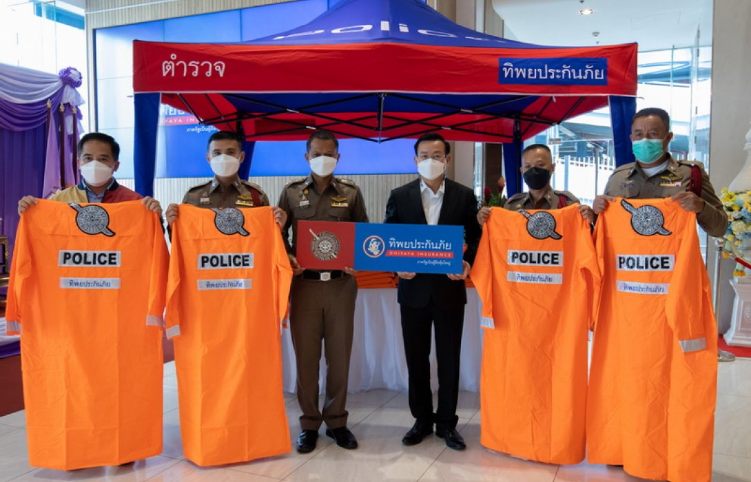ทิพยประกันภัยห่วงใยทุกชีวิตในสังคม  มอบเต็นท์ ทิพย-ตำรวจ และเสื้อกันฝน ให้เจ้าหน้าที่ตำรวจใช้ในการปฏิบัติงาน