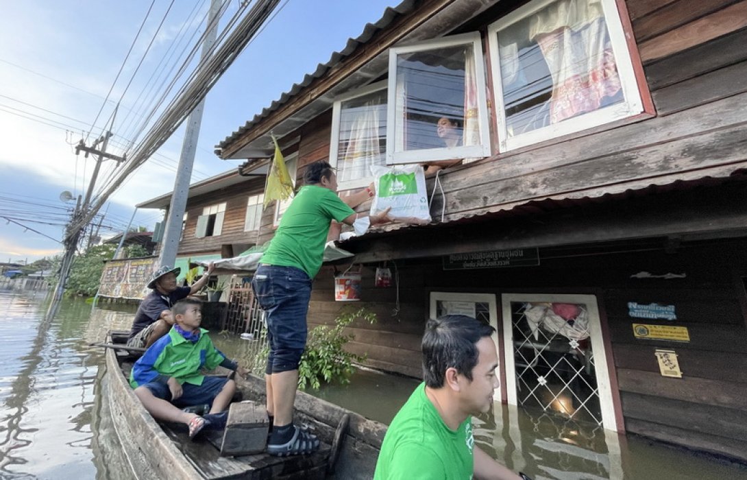 อาคเนย์ประกันชีวิต ลงพื้นที่ช่วยเหลือผู้ประสบอุทกภัย