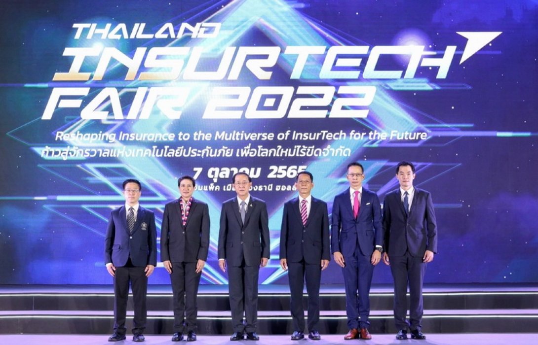 รัฐมนตรีว่าการกระทรวงการคลังเป็นประธานมอบรางวัล “สุดยอดประกันภัยดีเด่นครบวงจร ประจำปี 2565” และกดปุ่มเปิดงาน Thailand InsurTech Fair ครั้งที่ 2 อย่างยิ่งใหญ่ โดยเชิญยืนไว้อาลัยเหตุกราดยิงที่หนองบัวลำภู ก่อนเปิดงาน