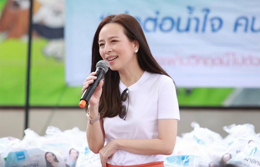 “มูลนิธิมาดามแป้ง” ส่งทีมอาสากล้าใหม่ ลงพื้นที่มอบถุงยังชีพ ช่วยน้ำท่วมอีสาน