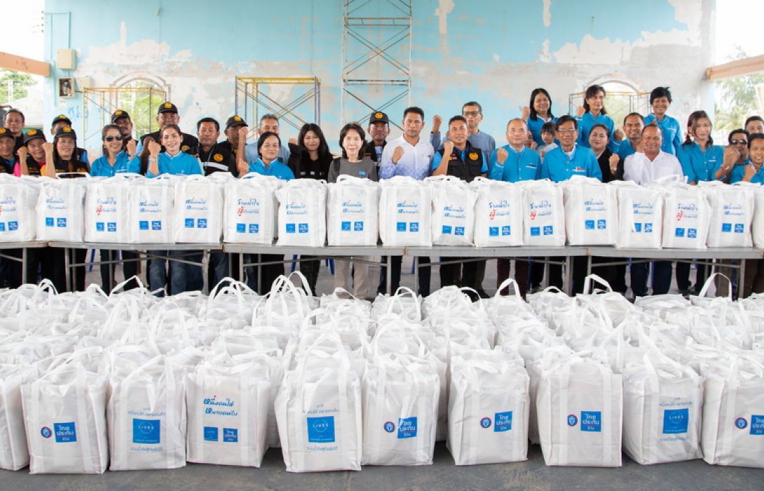 ไทยประกันชีวิต ร่วมกับมูลนิธิหนึ่งคนให้ หลายคนรับ มอบถุงยังชีพช่วยเหลือผู้ประสบอุทกภัย จ.สงขลา