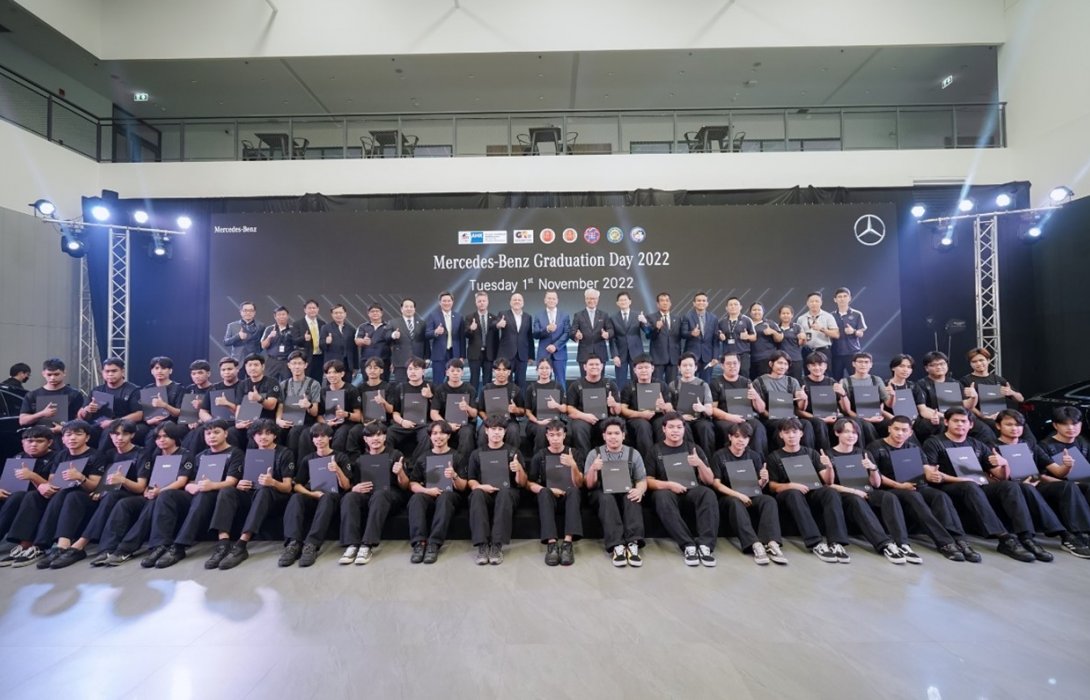 เมอร์เซเดส-เบนซ์ มอบประกาศนียบัตรจากประเทศเยอรมนีแก่นักเรียนช่างฝึกหัดรุ่นที่ 31และรุ่น 32 