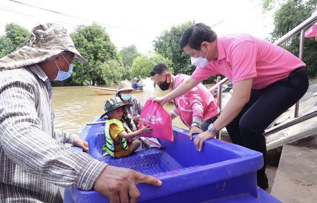 ออมสิน ยกทีมลงเรือช่วยเหลือผู้ประสบอุทกภัยพื้นที่ บางบาล พระนครศรีอยุธยา