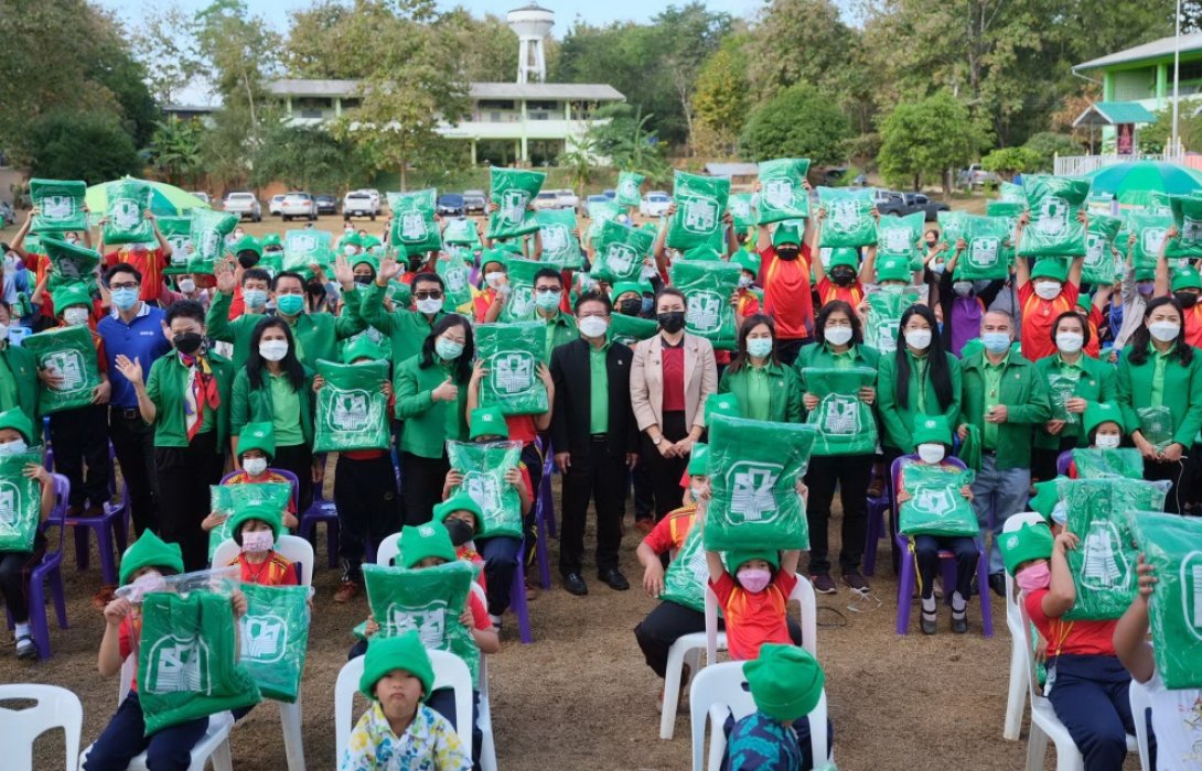 ธ.ก.ส. มอบทุนอาหารกลางวันและชุดกันหนาวแก่ชุมชน อ.เวียงสา จ.น่าน