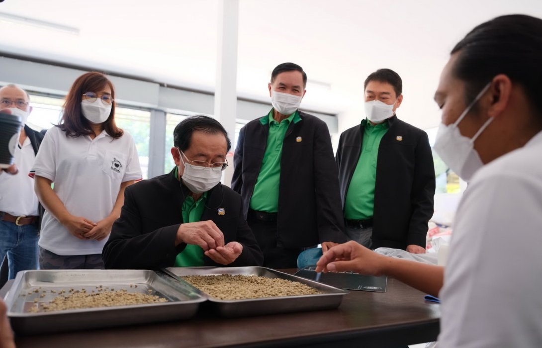  รมว.คลังและกรรมการ ธ.ก.ส. เยี่ยมชมงานผู้ประกอบการและวิสาหกิจชุมชน จังหวัดแม่ฮ่องสอน