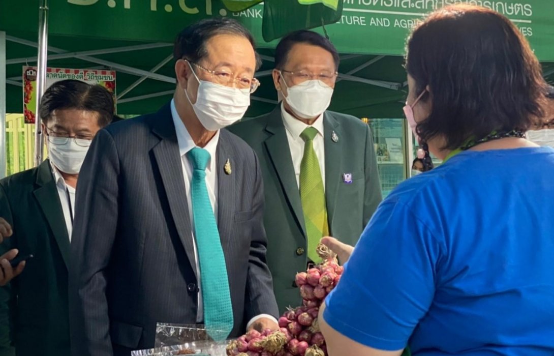 รมว. คลังเยี่ยมชมตลาดนัดของดีวิถีชุมชน ธ.ก.ส.
