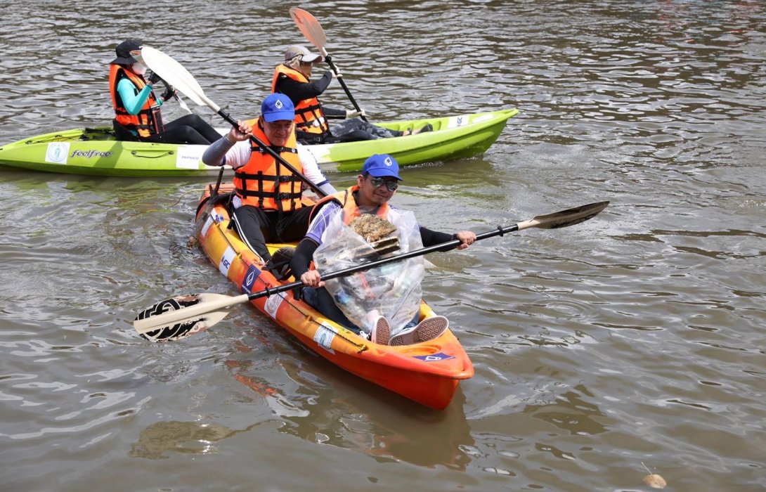 ธนาคารกรุงเทพ หนุน ม.ธรรมศาสตร์“พายเรือเพื่อแม่น้ำสามคลอง”ชวนพนักงานจิตอาสารณรงค์ลดทิ้งขยะลงแม่น้ำ
