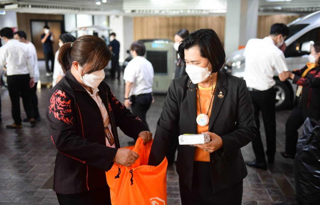 ธอส.ร่วมส่งมอบถุงยังชีพเพื่อผู้ประสบอุทกภัย   