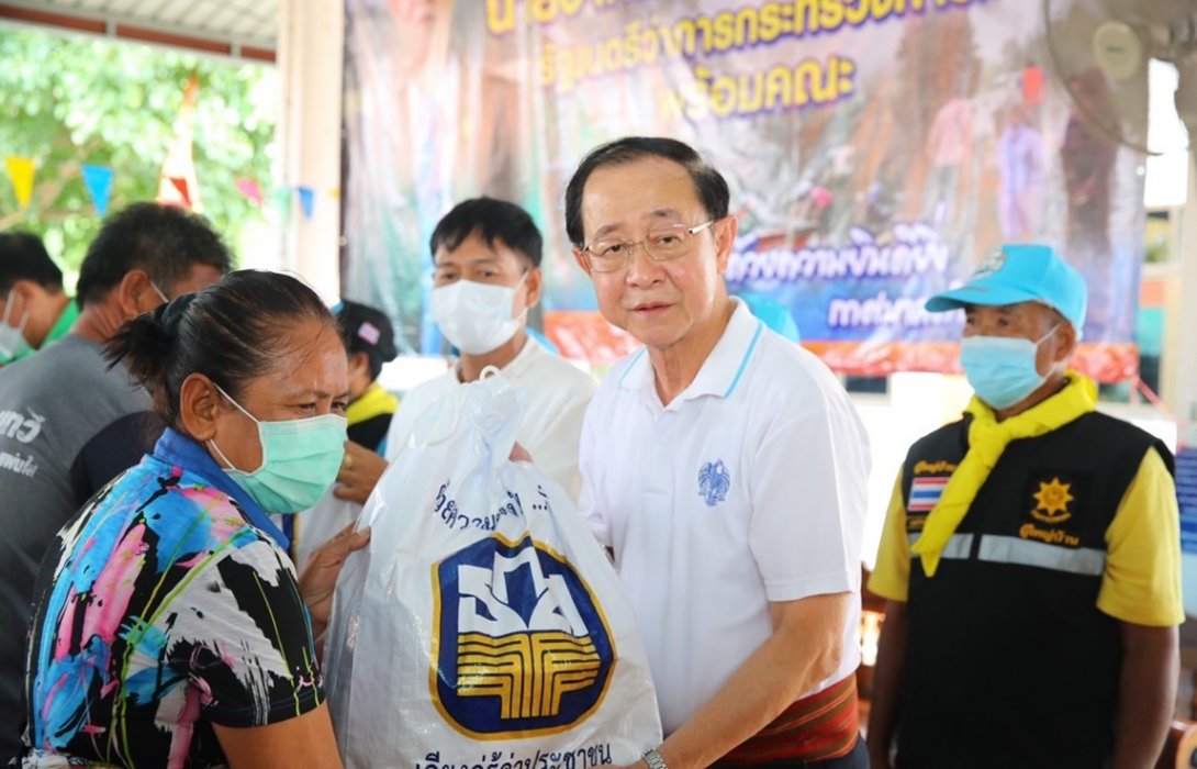 ธ.ก.ส. มอบถุงยังชีพให้เกษตรกรผู้ประสบอุทกภัย จังหวัดศรีสะเกษและอุบลราชธานี