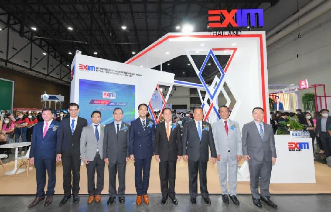 รัฐมนตรีว่าการกระทรวงการคลังเยี่ยมชมบูท EXIM BANK ในงานมหกรรมร่วมใจแก้หนี้
