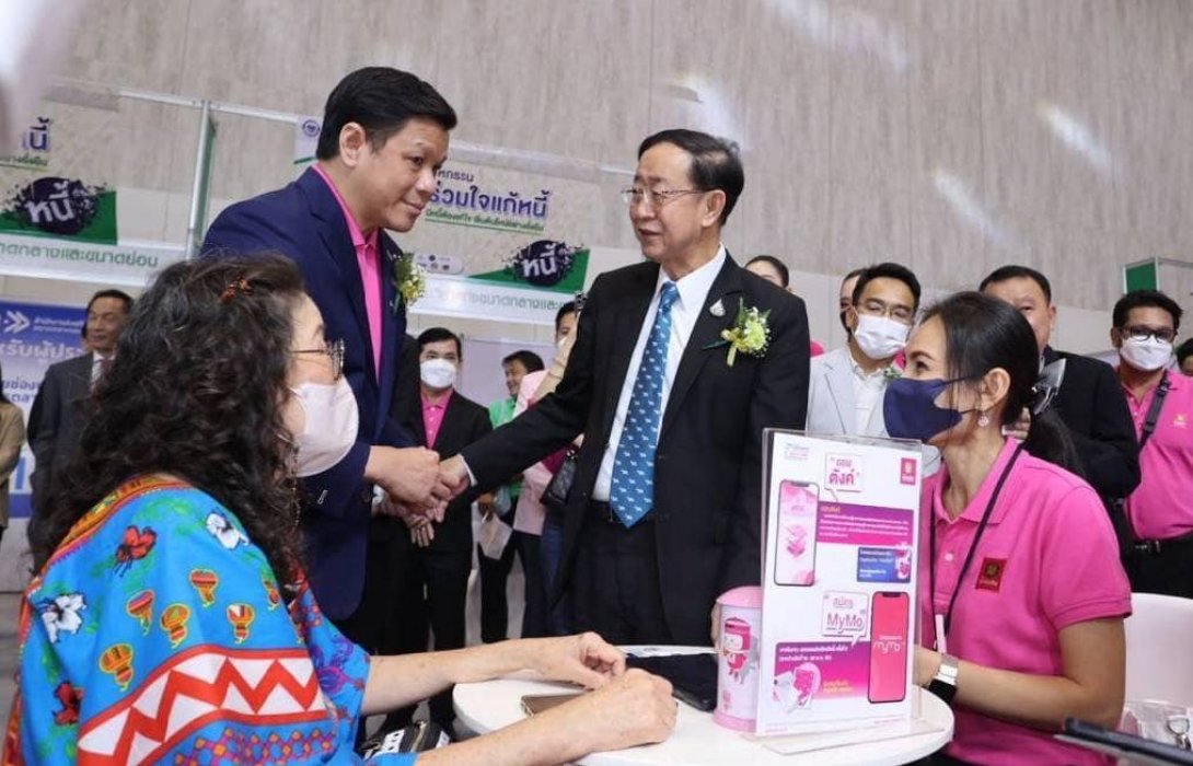 รมว.คลัง เยี่ยมชมบูธออมสิน ในงานมหกรรมร่วมใจแก้หนี้สัญจร ครั้งที่ 2 จังหวัดขอนแก่น