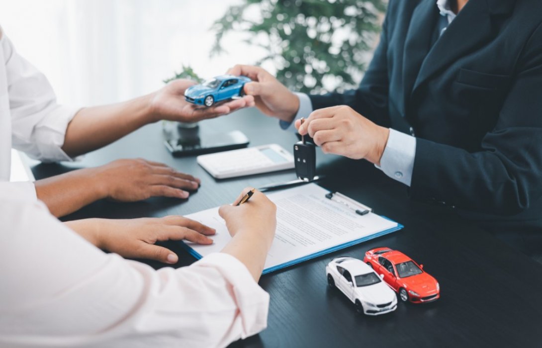 สินเชื่อรถยนต์แบบโอนเล่ม vs ไม่โอนเล่ม ต่างกันอย่างไร? แบบไหนเหมาะกับคุณ 