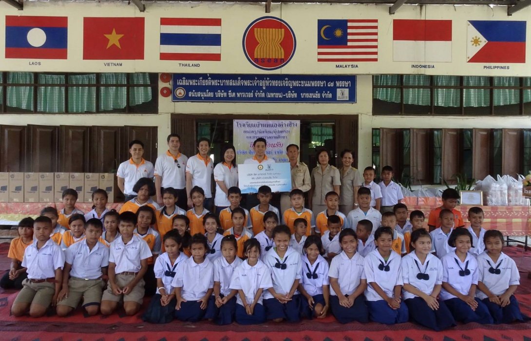 บางเขนเด่นชัยฯ มอบคอมพิวเตอร์ 10 เครื่องให้แก่โรงเรียนบ้านหนองล้างช้าง