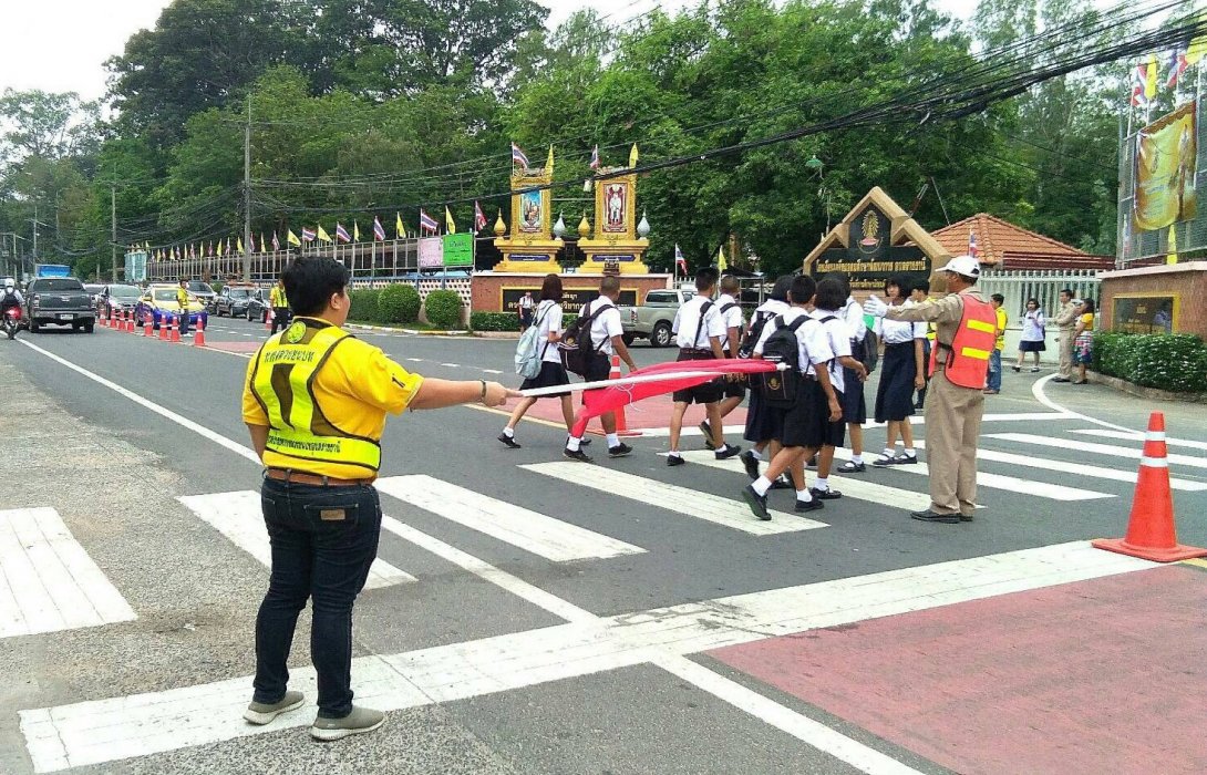 กรมทางหลวงชนบท จัดเจ้าหน้าที่อำนวยความสะดวกปลอดภัยหน้าโรงเรียนช่วงเปิดเทอมทั่วประเทศ