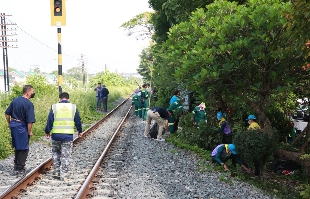 การรถไฟแห่งประเทศไทย ร่วมกับสำนักงานเขตตลิ่งชัน จัดกิจกรรมจิตอาสาปรับปรุงพัฒนาภูมิทัศน์ริมทางรถไฟสายใต้ ช่วงป้ายหยุดรถบางระมาด - สะพานข้ามคลองชักพระ