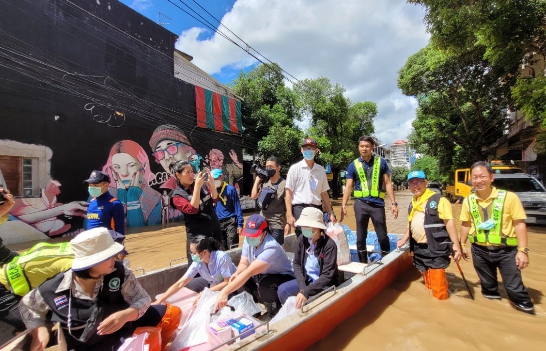 กรมทางหลวงช่วยเหลือผู้ประสบภัยที่ได้รับผลกระทบจากสถานการณ์อุทกภัย พร้อมสรุปสถานการณ์บนทางหลวง ประจำวันที่  5 ต.ค. 65 ผลกระทบ 18 จว. สัญจรไม่ได้ 20 แห่ง 