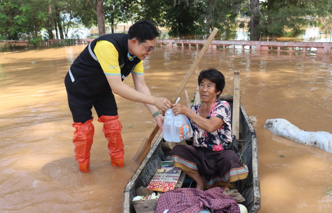 ทช.ช่วยน้ำท่วม! ลงพื้นที่มอบน้ำดื่มและอาหารให้กับประชาชนที่อาศัยอยู่บนถนนสาย พช.2065 – เขตเทศบาลเมืองหล่มสัก จ.เพชรบูรณ์ 