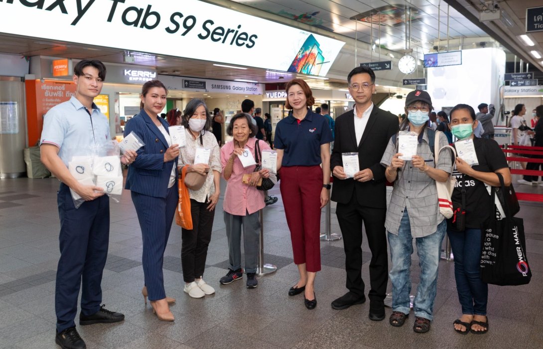 บีทีเอส x TCP ส่งมอบความห่วงใย แจก “ถุงเท้ากันน้ำ” ให้ผู้โดยสาร 1,000 คู่