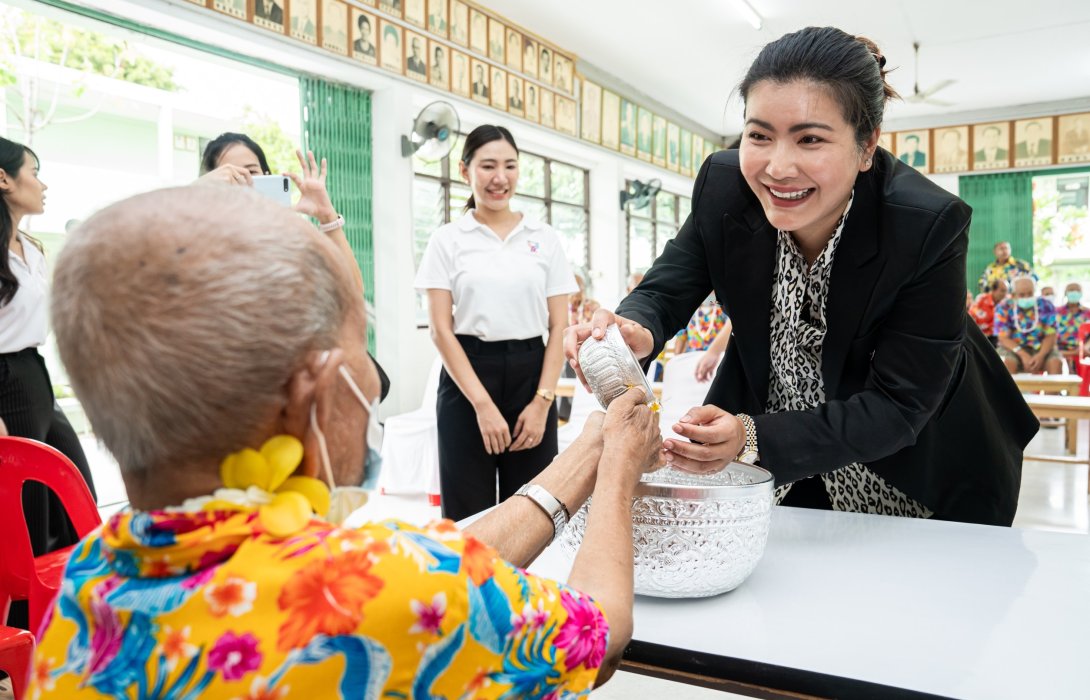 บีทีเอสส่งความสุข...ให้ผู้สูงอายุ จัดกิจกรรมสร้างรอยยิ้ม ผ่านมูลนิธิธารนุเคราะห์ สถานพักฟื้นคนชราบางเขน