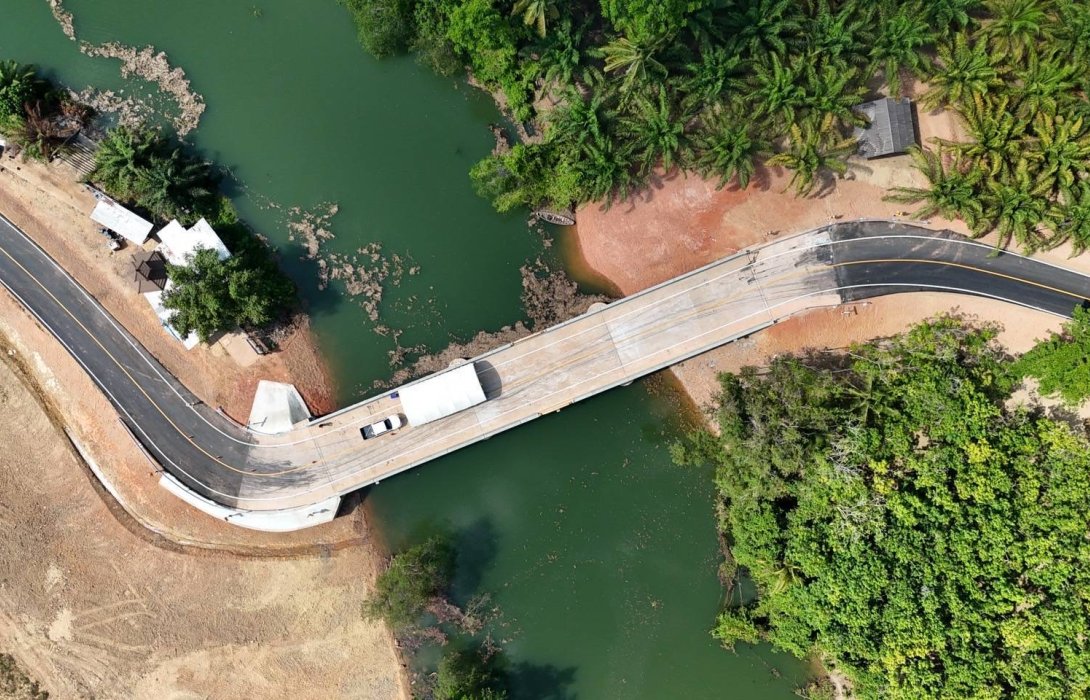 กรมทางหลวงชนบท สร้างสะพานข้ามคลองปะเหลียน จ.ตรัง ร่นระยะทาง เชื่อม 2 อำเภอ สนับสนุนการขนส่งพืชผลทางการเกษตร และระบบโลจิสติกส์ 