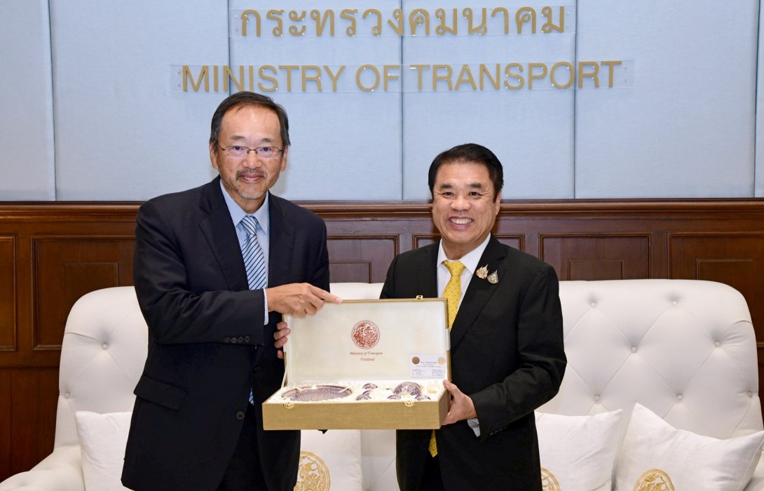 “สุริยะ” ชวนญี่ปุ่นลงทุนรถไฟฟ้าสายสีแดงส่วนต่อขยาย และร่วมกันพัฒนาระบบขนส่งมวลชนนำทางอัตโนมัติ (AGT) สำหรับรถไฟฟ้าสายสีน้ำตาล สายสีเทา และสายสีเงิน