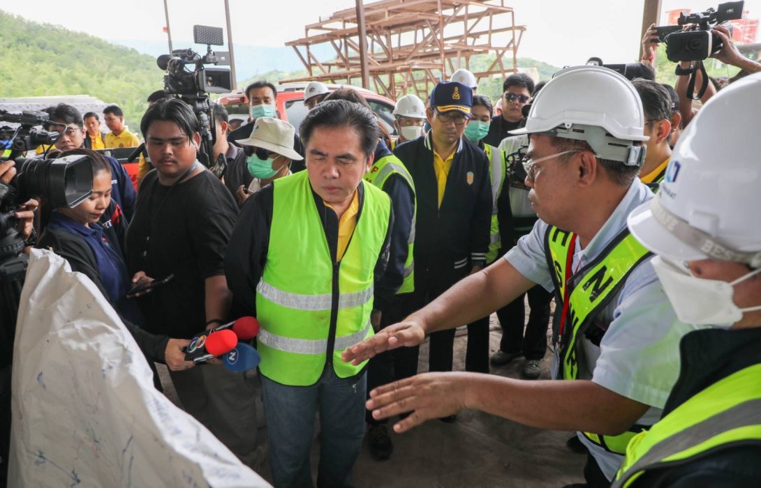 “สุรพงษ์” สั่งเสริมทีมกู้ภัยเร่งช่วย 3 ชีวิตติดในอุโมงค์รถไฟถล่ม ย้ำแผนความปลอดภัยเป็นหลัก