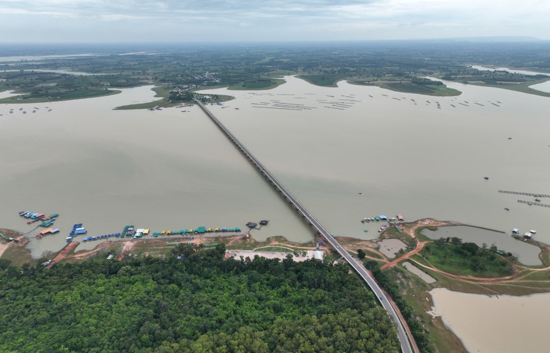 กรมทางหลวงชนบท ชวนขับรถเที่ยว แวะชมวิวถ่ายรูปเขื่อนลำปาวบน “สะพานเทพสุดา” จ.กาฬสินธุ์ สะพานข้ามน้ำจืดที่ยาวที่สุดในประเทศไทย 