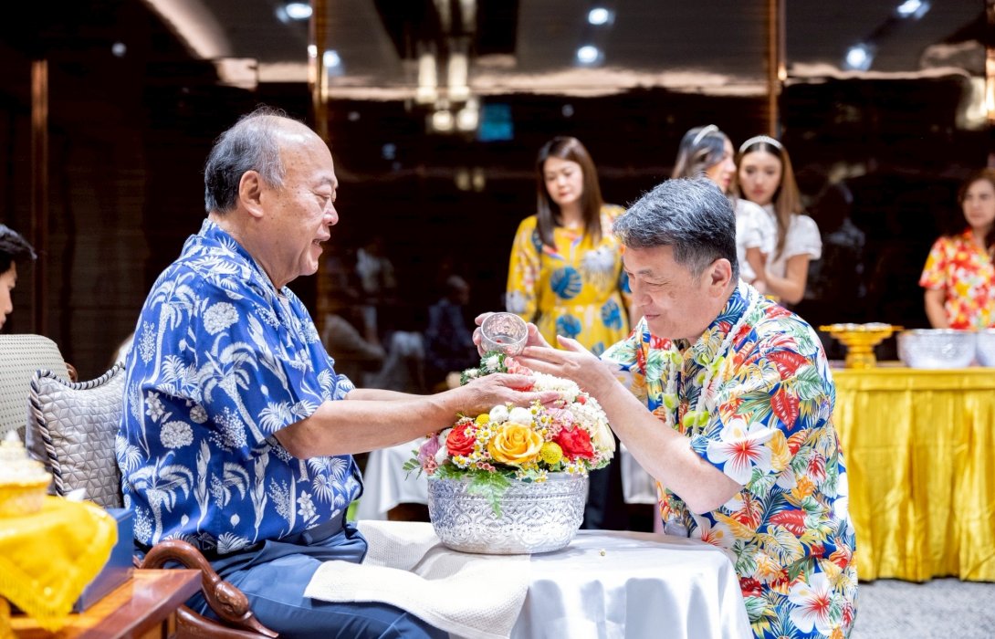 กลุ่มบริษัทบีทีเอส จัดกิจกรรมรดน้ำขอพร นายคีรี กาญจนพาสน์ เพื่อความเป็นสิริมงคล และร่วมสืบสานประเพณีอันดีงามของไทย