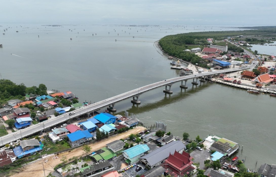 กรมทางหลวงชนบท ชวนสัมผัสแสงแรกแห่งวัน ณ “สะพานเฉลิมพระเกียรติปากอ่าวบางตะบูน” จุดชมวิวทะเลสุดงดงามแห่งหนึ่งของจังหวัดเพชรบุรี