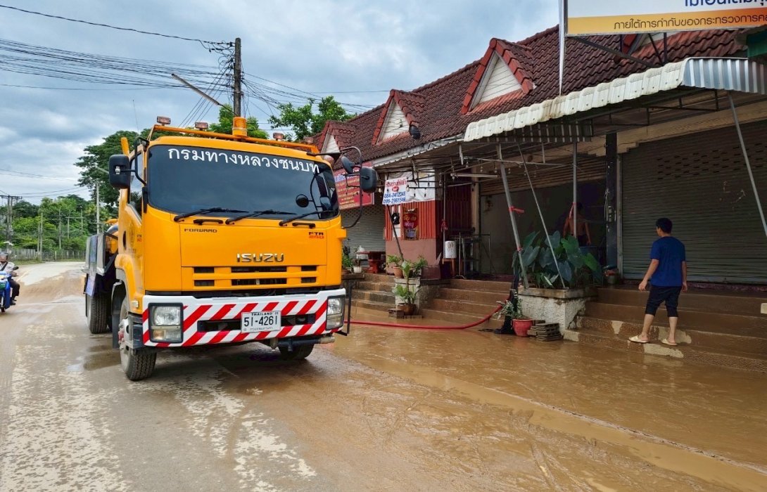กรมทางหลวงชนบท เร่งดำเนินการฟื้นฟูทำความสะอาดและเข้าสำรวจถนน หลังจากสถานการณ์น้ำท่วมในบางพื้นที่เริ่มคลี่คลาย 