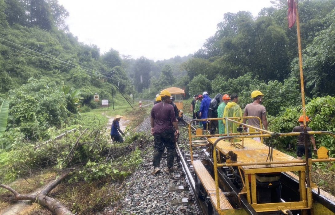 การรถไฟฯ ยังเฝ้าระวังพายุ “หนองฟ้า” ใกล้ชิด กำชับเข้มงวดตรวจสอบเส้นทางเดินรถ - พื้นที่เสี่ยงดินสไลด์ เพื่อความปลอดภัยผู้โดยสาร
