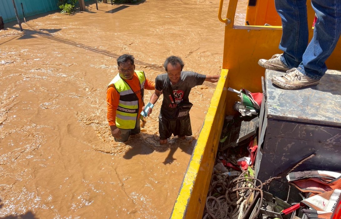 กรมทางหลวงชนบท ระดมกำลังเข้าช่วยเหลือผู้ประสบภัยอย่างต่อเนื่อง 