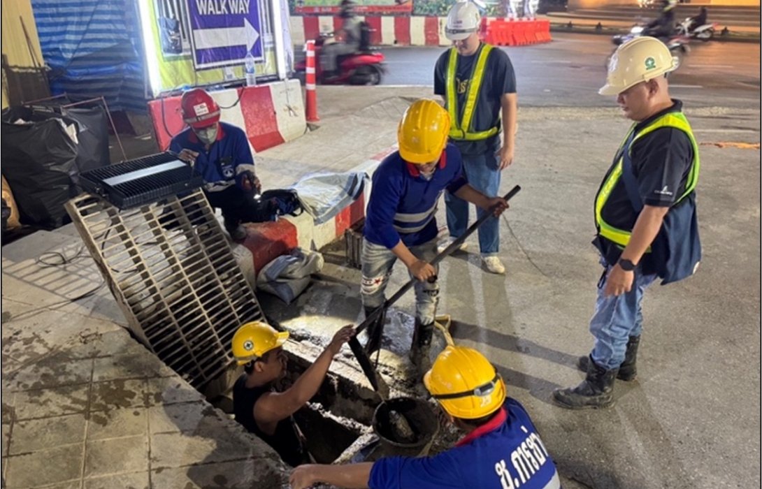 รฟม. คุมเข้มผู้รับจ้างเร่งขุดลอกท่อระบายน้ำอย่างต่อเนื่อง ตลอดแนวสายทางโครงการรถไฟฟ้าสายสีส้มฯ