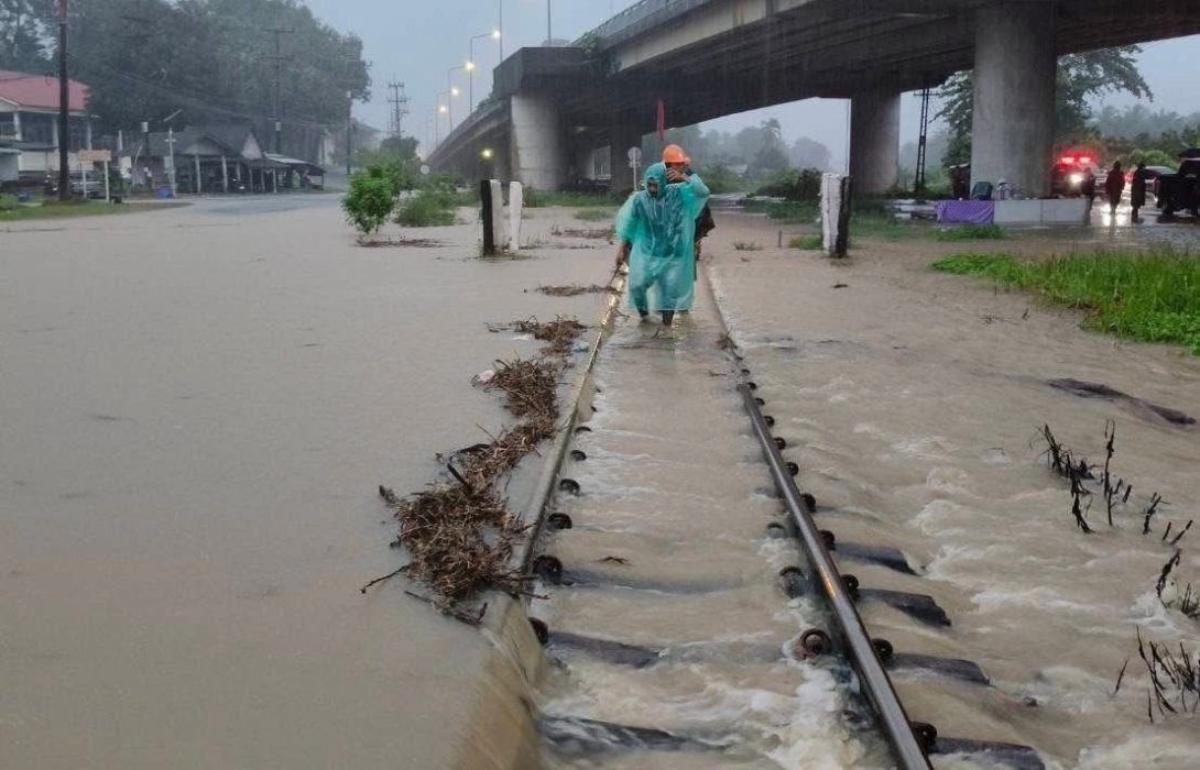 การรถไฟฯ ประกาศปิดเส้นทางรถไฟ ช่วงสถานีช่องเขา – สถานีร่อนพิบูลย์ เหตุน้ำท่วมทางรถไฟ จำเป็นต้องปรับแผนการเดินรถ จำนวน 6 ขบวน