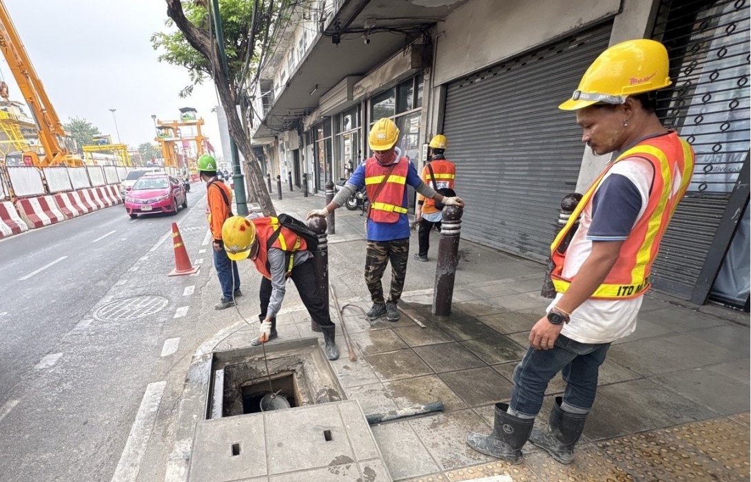 รฟม. กำชับผู้รับจ้างก่อสร้างโครงการรถไฟฟ้าสายสีม่วงใต้ ขุดลอกท่อต่อเนื่อง เสริมประสิทธิภาพการระบายน้ำ