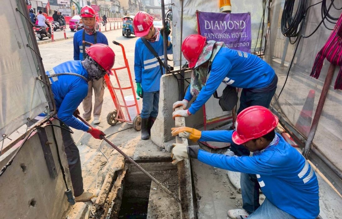 รฟม. กำชับผู้รับจ้างขุดลอกท่อระบายน้ำตามแนวสายทาง โครงการรถไฟฟ้าสายสีส้มฯ เพื่อเพิ่มประสิทธิภาพการระบายน้ำ ลดผลกระทบสิ่งแวดล้อม