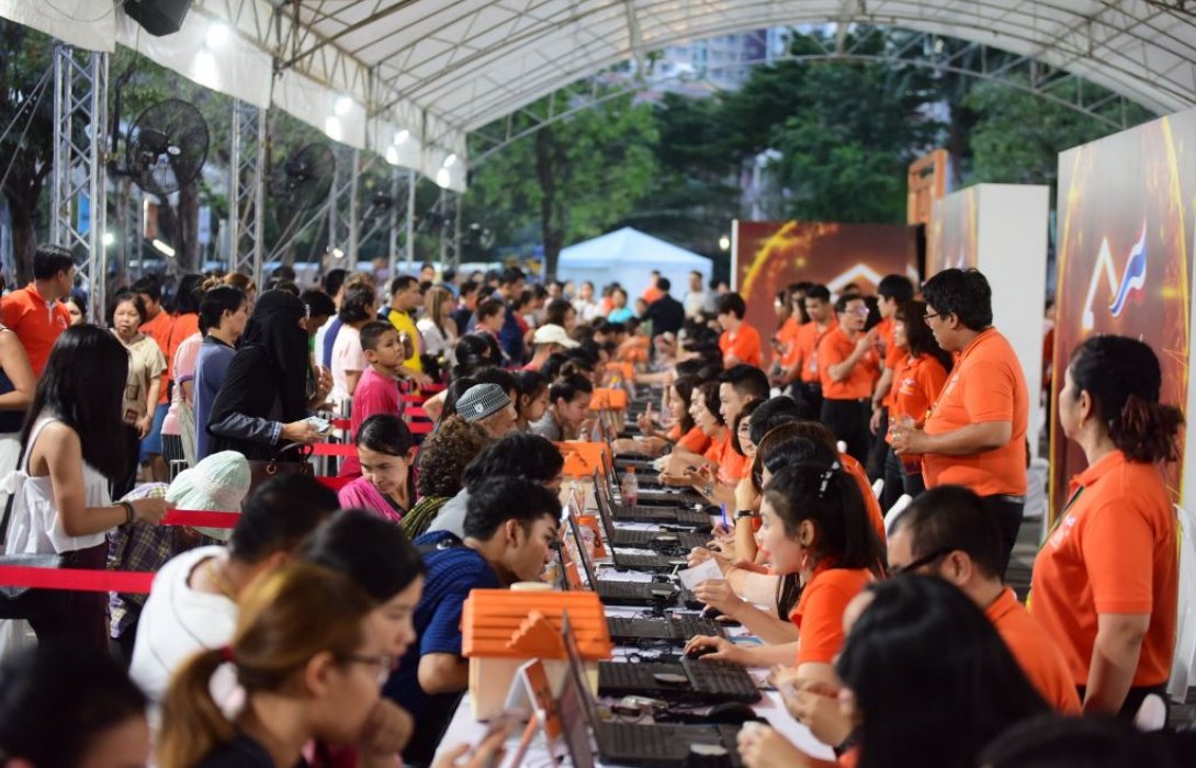 วันเดียวพุ่งเกือบ 130,000 ล้านบาท!! ยอดจองสิทธิสินเชื่อบ้านล้านหลัง กับ ธอส.