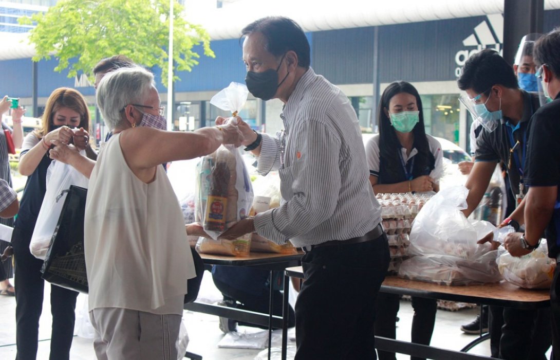 บางกอกแลนด์ ร่วมกับเทศบาลนครปากเกร็ดเข้ามอบถุงยังชีพจำนวน 350 ชุด 