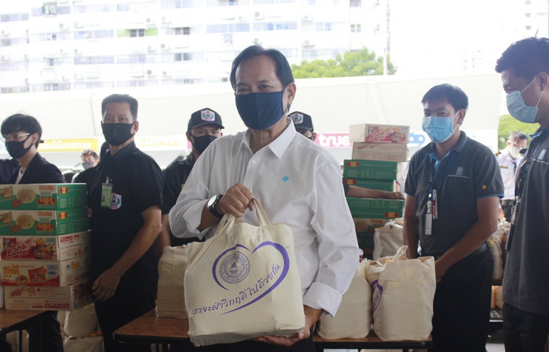 บางกอกแลนด์ ร่วมกับ อบจ.นนทบุรี และเทศบาลนครปากเกร็ด มอบถุงยังชีพ ชาวบ้านในเมืองทองธานี