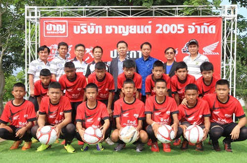 60 ทีมลูกหนังอีสานร่วมชิงชัยเรดแชมเปี้ยนปี 4 รอบร้านผู้จำหน่าย
